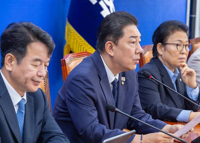 더불어민주당 김병기 원내대표가 16일 국회에서 열린 국정감사 대책회의에서 현안과 관련해 발언하고 있다. 연합뉴스