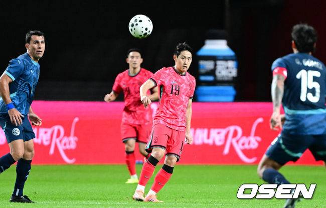 [OSEN=서울월드컵경기장, 조은정 기자]한국 축구가 안방에서 '남미 강호' 파라과이를 물리치며 사상 최초의 2026 국제축구연맹(FIFA) 북중미 월드컵 포트 2 확보에 청신호를 켰다.한국 축구대표팀은 14일 오후 8시 서울월드컵경기장에서 열린 A매치 친선 경기에서 파라과이를 2-0으로 제압했다. 지난 10일 일본 원정에서 2-2로 비기고 온 파라과이는 한국에 덜미를 잡히며 10월 아시아 투어를 1무 1패로 마감하게 됐다.후반 대한민국 이강인이 오현규에게 패스를 하고 있다.2025.10.14 /cej@osen.co.kr