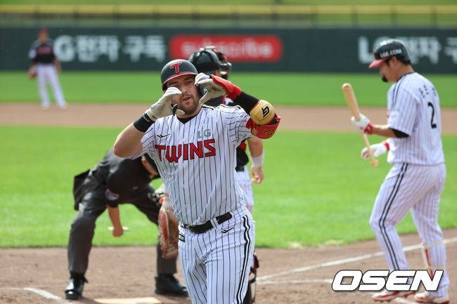 LG 오스틴이 15일 이천 LG챔피언스파크에서 열린 청백전에서 홈런을 치고 기뻐하고 있다. / LG 트윈스 제공