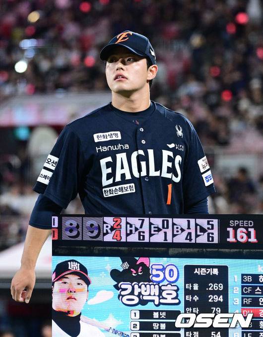 [OSEN=수원, 최규한 기자] 7회말 2사 주자없는 상황 강백호를 삼진으로 잡아내며 이닝을 막아낸 한화 투수 문동주가 더그아웃으로 향하고 있다. 수원 위즈파크 전광판에 강백호를 삼진으로 이끈 문동주의 161km 직구 구속이 찍혔다. 025.09.20 / dreamer@osen.co.kr