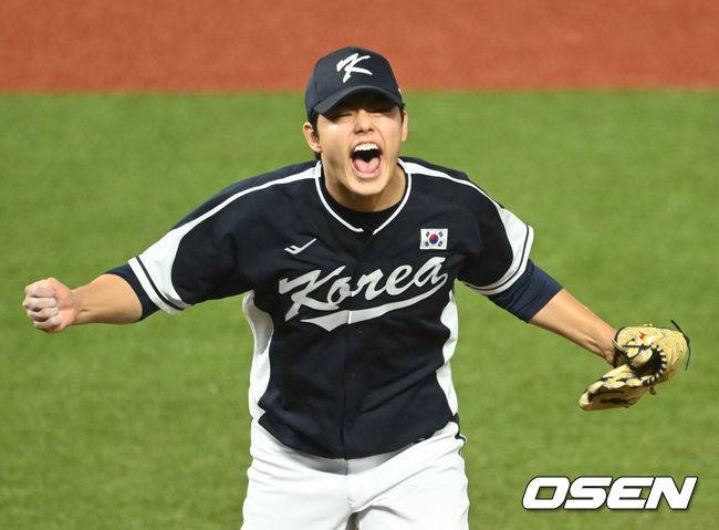 7일 오후 중국 저장성 사오싱 야구·소프트볼 스포츠센터 ‘2022 항저우 아시안게임’ 대한민국과 대만의 결승전 경기가 열렸다.  6회말 2사 2루 한국 문동주가 대만 린리를 헛스윙 삼진아웃으로 잡아낸 뒤 포효하고 있다.  2023.10.07 /OSEN DB