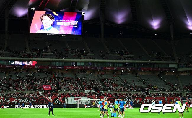 [OSEN=서울월드컵경기장, 지형준 기자]홍명보 감독이 이끄는 대한민국 대표팀과 파라과이의 A매치 평가전이 14일 오후 서울월드컵경기장에서 열렸다.'남미 강호' 파라과이는 지난 10일 일본 원정에서 2-2 무승부를 거두고 온 팀이다. 이번 경기는 홍명보호의 2026 북중미 월드컵 포트 배정을 두고도 중요한 일전이다.&nbsp;현재 한국은 오스트리아, 호주, 에콰도르와 치열한&nbsp;포트 2 막차 경쟁을 벌이고 있다.경기 개시 30분 정도 앞둔 시점에 관중석이 절반 가까이 비어 있다. 2025.10.14. /jpnews@osen.co.kr