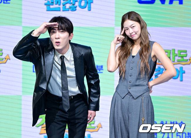 [OSEN=최규한 기자] 16일 오전 서울 상암동 쇼킹케이팝센터에서 ENA 신규 예능 ‘길치라도 괜찮아’ 제작발표회가 열렸다.예능 ‘길치라도 괜찮아’(연출 공대한)는 갈팡질팡 길치 연예인들이 크리에이터가 맞춤 설계한 여행에 도전하는 예능 프로그램이다.&nbsp;방송인 김원훈과 송해나가 포토타임을 하고 있다. 2025.10.16 / dreamer@osen.co.kr