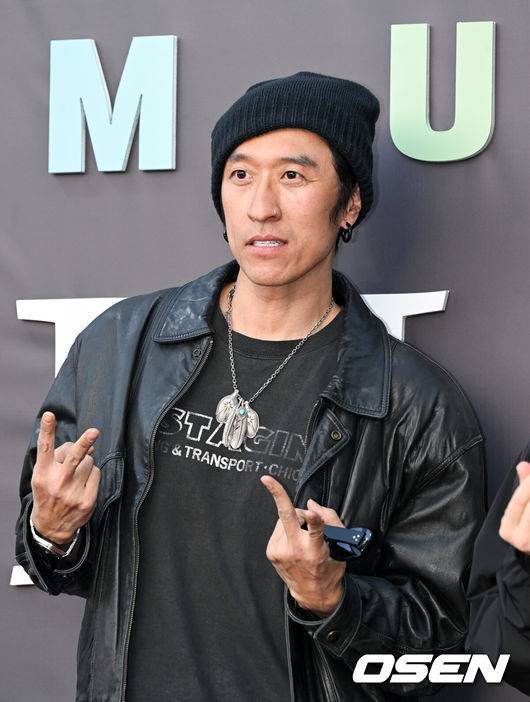 [OSEN=조은정 기자]전시 '문도 픽사: 픽사, 상상의 세계로' 레드카펫 행사가 7일 서울 성동구 성수문화예술마당에서 열렸다.이번 전시의 이름 ‘문도’는 스페인어로 세계를 뜻한다. 즉 픽사의 세계인 셈이다. 다음달 29일까지 열린다.가수 빽가가 포즈를 취하고 있다. 2025.05.07 /cej@osen.co.kr