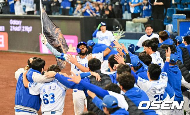 [OSEN=대구, 박준형 기자] 14일 대구 삼성라이온즈파크에서 ‘2025 신한 SOL뱅크 KBO리그’ 준플레이오프(5전 3선승제) 4차전 삼성 라이온즈와 SSG 랜더스의 경기가 열렸다.삼성은 아리엘 후라도, SSG는 김광현을 선발로 내세웠다.8회말 2사 1루 삼성 디아즈가 재역전 2점 홈런을 날리고 동료들의 축하를 받고 있다.  2025.10.14 / soul1014@osen.co.kr