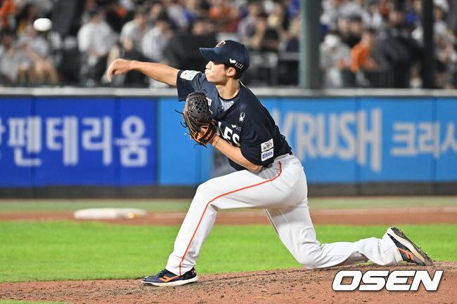 [OSEN=부산, 이석우 기자] 10일 부산 사직야구장에서 2025 신한 SOL 뱅크 KBO 리그 롯데 자이언츠와 한화 이글스의 경기가 열렸다. 홈팀 롯데는 감보아가, 방문팀 한화는 류현진이 선발 출전했다.한화 이글스 엄상백이 역투하고 있다. 2025.09.10 / foto0307@osen.co.kr