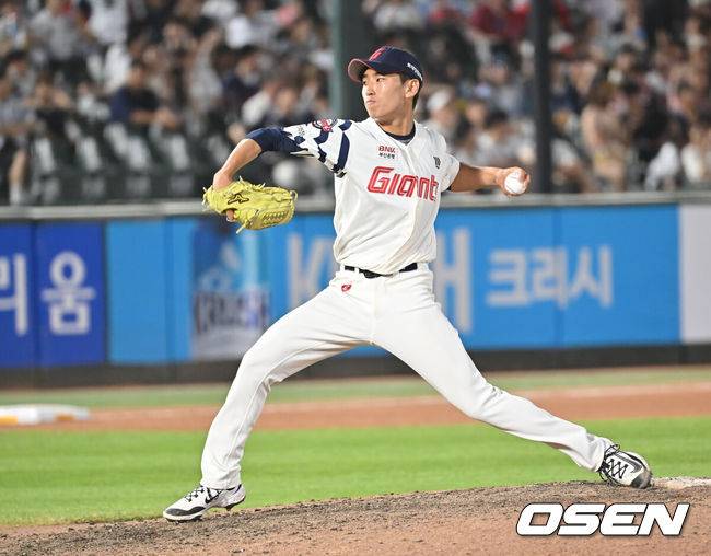 [OSEN=부산, 이석우 기자] 10일 부산 사직야구장에서 2025 신한 SOL 뱅크 KBO 리그 롯데 자이언츠와 두산 베어스의 경기가 열렸다. 홈팀 롯데는 나균안이, 방문팀 두산은 잭로그가 선발 출전했다.롯데 자이언츠 이영재가 역투하고 있다. 2025.07.10 / foto0307@osen.co.kr