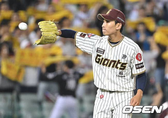 [OSEN=울산, 이석우 기자] 25일 울산 문수야구장에서 2025 신한 SOL 뱅크 KBO 리그 롯데 자이언츠와 LG 트윈스의 경기가 열렸다. 홈팀 롯데는 감보아가, 방문팀 LG는 손주영이 선발로 나섰다.롯데 자이언츠 이영재가 볼을 받고 있다. 2025.09.25 / foto0307@osen.co.kr