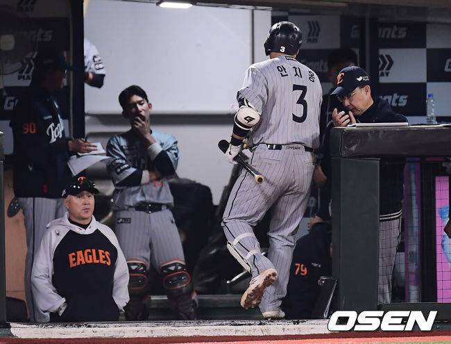 [OSEN=부산, 이석우 기자] 24일 부산 사직야구장에서 2025 신한 SOL 뱅크 KBO 리그 롯데 자이언츠와 한화 이글스의 경기가 열렸다. 홈팀 롯데는 박세웅, 방문팀 한화는 류현진이 선발 출전했다.한화 이글스 안치홍이 7회초 교체하고 있다. 2025.04.24 / foto0307@osen.co.kr