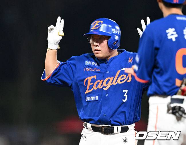 [OSEN=광주, 이대선 기자] 1일 오후 광주-기아 챔피언스필드에서 2025 신한 SOL Bank KBO리그 KIA 타이거즈와 한화 이글스의 경기가 열렸다.KIA는 이의리, 한화는 류현진을 선발 투수로 내세웠다.9회초 2사에서 한화 안치홍이 안타를 치고 환호하고 있다. 2025.08.01 /sunday@osen.co.kr