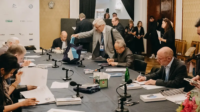 올해 쇼팽 콩쿠르 심사위원장들이 참가자들의 연주가 끝난 뒤 평가하고 있다. (자료 : 쇼팽 콩쿠르 홈페이지)