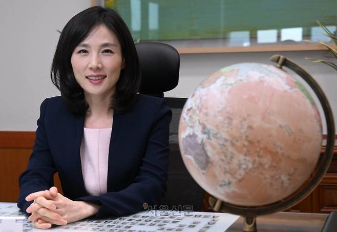 ‘2025 APEC 정상회의 준비기획단’ 부단장을 맡고 있는 김진아 외교부 제2차관이 지난 2일 외교부 청사에서 진행한 서울신문 단독 인터뷰에서 경주 APEC 정상회의의 의미와 행사 준비 상황, 기대효과 등에 대해 설명하고 있다. 안주영 전문기자