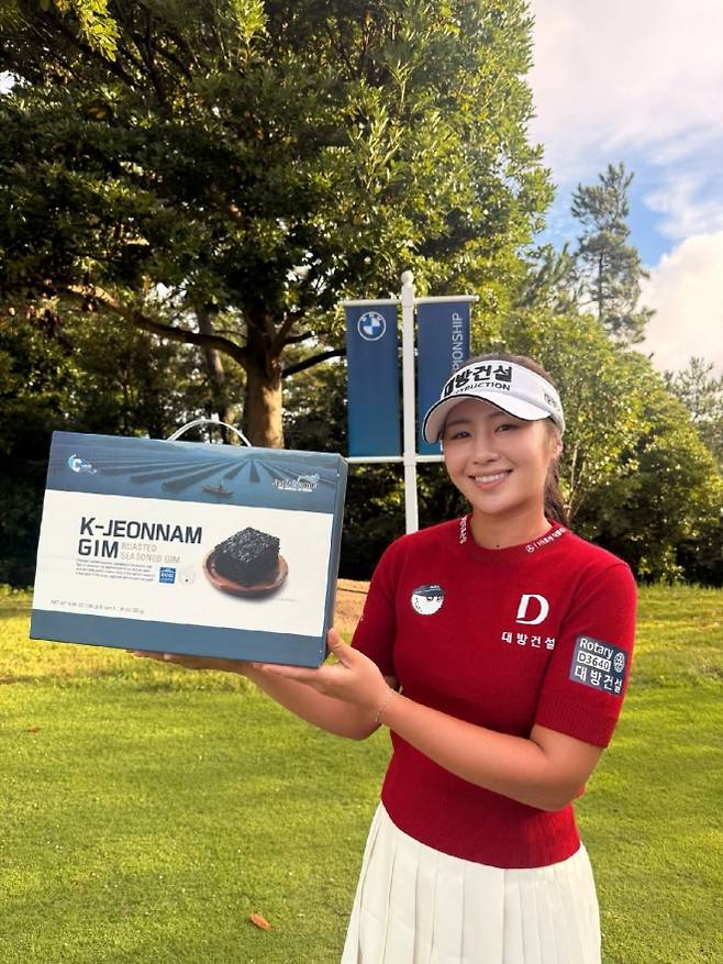 전남 해남군 파인 비치 골프 링크스(파72)에서 16일 개막한 미국여자프로골프(LPGA) 투어 BMW 레이디스 챔피언십에 참가한 이정은이 K푸드로 유명한 김을 들고 환하게 웃고 있다. 전남도 제공