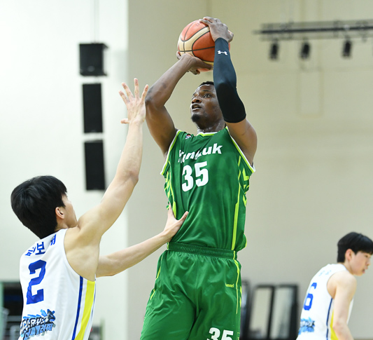 건국대 프레디가 지난해 6월 13일 건국대 글로벌캠퍼스 체육관에서 열린 2024 대학농구 U리그 연세대와의 경기에서 슛하고 있다. 한국대학농구연맹 제공
