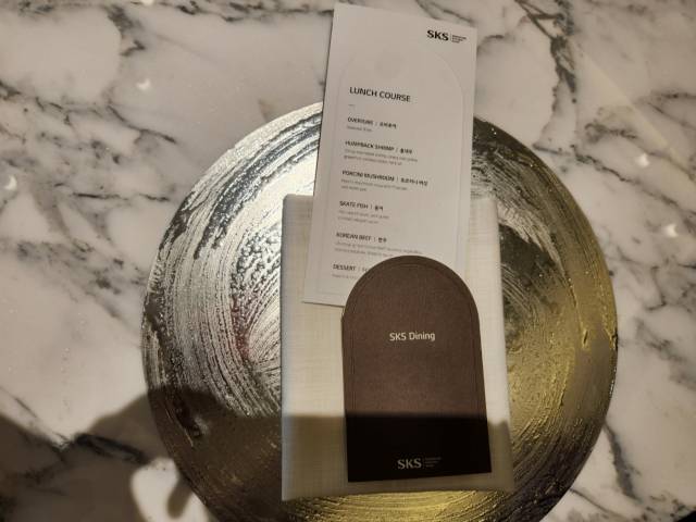 LG전자가 14일 서울 강남구 논현동에 프리미엄 빌트인 가전 전시관 ‘SKS 서울’을 오픈했다. SKS 서울 4층에 조성된 LG전자 멤버십 고객 대상 ‘파인다이닝’ 공간. 노우리 기자