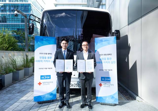 16일 서울 마곡 일진전기 이노센터에서 황수(오른쪽) 일진전기 대표이사와 이재용 대한적십자사 서울중앙혈액원 원장이 헌혈문화 확산을 위한 업무협약(MOU) 이후 헌혈 버스 앞에서 기념촬영을 하고 있다. 사진제공=일진전기