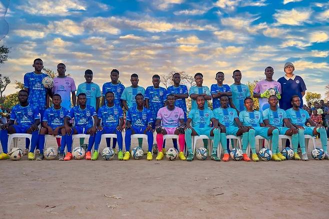 이동훈씨가 구단주가 된 이후 ‘치주물루 유타이티드’ 선수단과 단체 사진을 찍었다. 뒷줄 맨 오른쪽이 이동훈 구단주. ⓒ 이동훈 제공