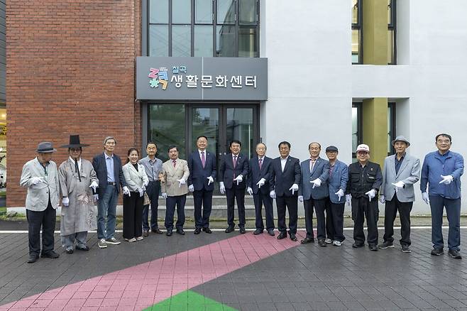 지난 13일 열린 칠곡생활문화센터 준공식에서 참석자들이 기념촬영을 하고 있다. ⓒ칠곡군