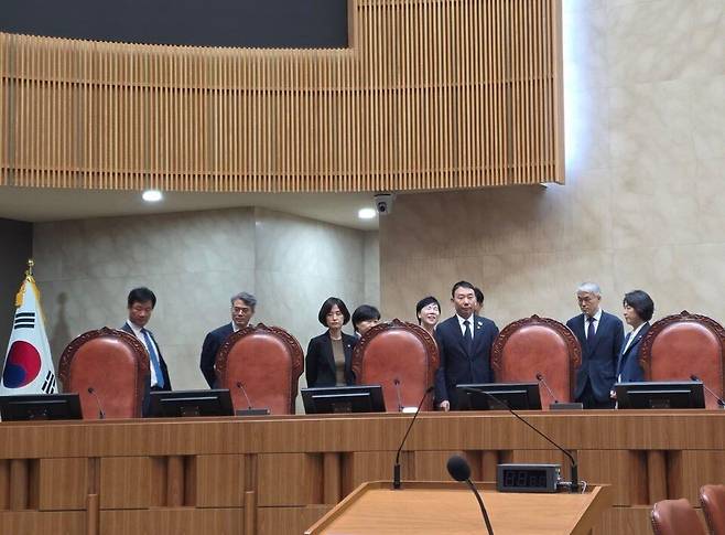 대법원 현장검증을 위해 대법정 법대에 오른 범여권 국회의원들 모습. 왼쪽부터 박균택·김기표 더불어민주당 의원, 박은정 조국혁신당 의원, 서영교·전현희·김용민 민주당 의원, 천대엽 법원행정처장(대법관), 추미애 법제사법위원장 ⓒ주진우 국민의힘 의원 페이스북