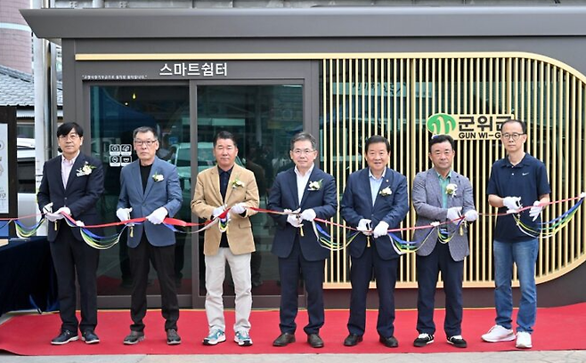 군위군 관계자들이 군위전통시장 내 '고향사랑 스마트쉼터' 테이프 커팅식을 진행하고 있다. ⓒ군위군