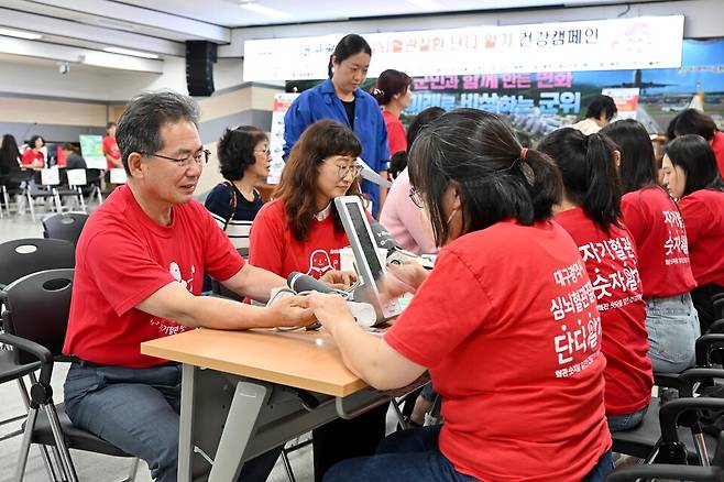 군위군보건소가 군청에서 진행한 '심뇌혈관질환 단디알기 캠페인' 현장 ⓒ군위군