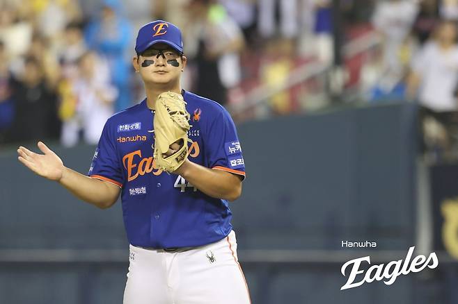 한화 김서현(사진)은 프로 3년차인 올해 급하게 마무리투수를 맡았지만, 위력적인 투구로 성공적인 시즌을 보냈다. 김경문 한화 감독은 김서현이 그저 고마울 뿐이다. 사진제공｜한화 이글스