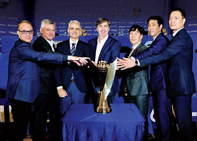 V리그 남자부 7개 구단 사령탑들이 15일 서울 강남구 호텔리베라 청담에서 열린 프로배구 진에어 2025~2026시즌 V리그 남자부 미디어데이를 마친 뒤 트로피를 앞에 두고 포즈를 취하고 있다. KOVO 제공