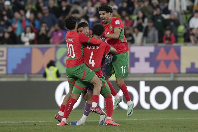 모로코 선수들이 16일 U-20 월드컵 준결승에서 승부차기 끝에 프랑스를 꺾은 뒤 얼싸안으며 기뻐하고 있다. EPA연합뉴스