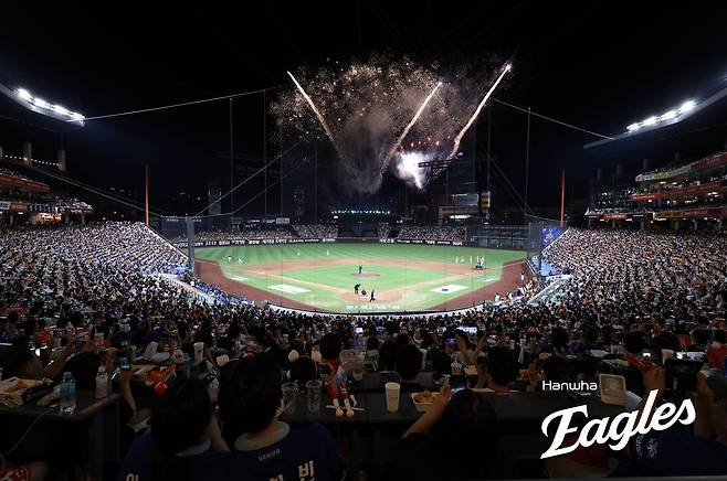 100만 관중 돌파를 자축하는 한화생볼파크. 한화 이글스 제공