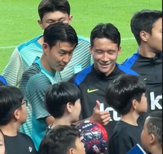 머리에 ‘SONNY’ 스크래치를 넣은 마스코트에 화답하는 손흥민. 433 SNS 캡처