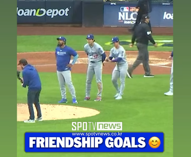 ▲ 챔피언십시리즈 2차전이 끝난 뒤 오타니와 하이파이브하는 김혜성.