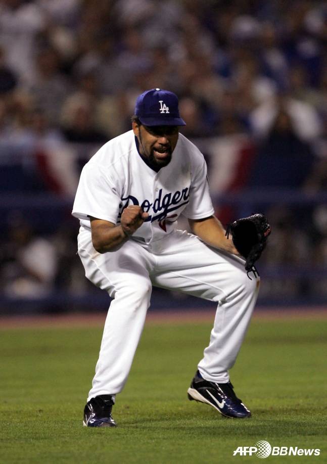 LA 다저스 시절 호세 리마가 세인트루이스와 2004년 메이저리그 포스트시즌 NLDS 3차전에서 완투에 성공한 뒤 포효하고 있다. /AFPBBNews=뉴스1