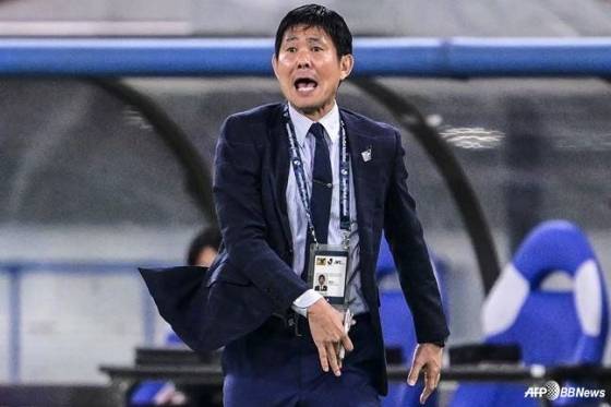 모리야스 하지메 일본 국가대표팀 감독이 14일 도쿄 아지노모토 스타디움에서 열린 일본과 브라질의 친선경기 중 선수들에게 전술 지시하고 있다. /AFPBBNews=뉴스1