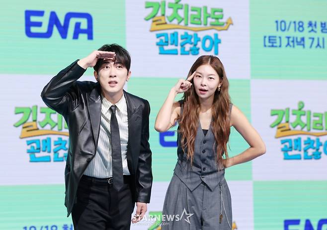 개그맨 김원훈, 방송인 송해나가 16일 서울 마포구 쇼킹케이팝센터에서 열린 ENA 예능 프로그램 '길치라도 괜찮아' 제작발표회에서 포즈를 취하고 있다. /2025.10.16 /사진=김휘선 hwijpg@