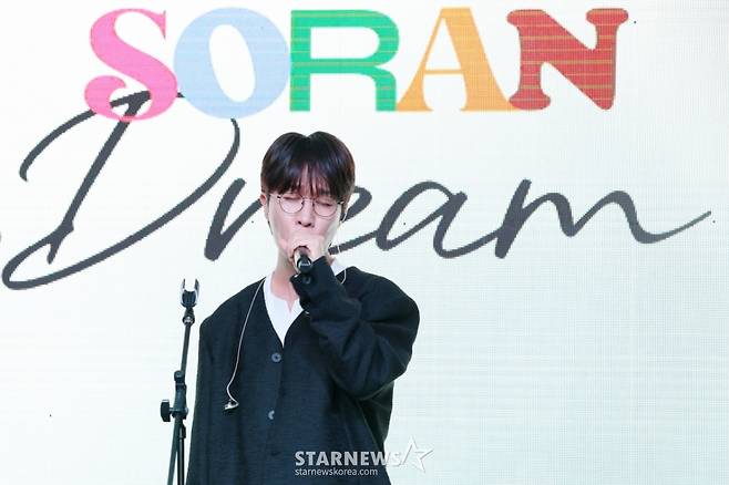 그룹 소란 고영배가 16일 서울 마포구 엠피엠지 사옥에서 진행된 3인 체제 마지막 앨범 'DREAM' 발매 기념 쇼케이스에서 멋진 무대를 선보이고 있다. /2025.10.16 /사진=김휘선 hwijpg@