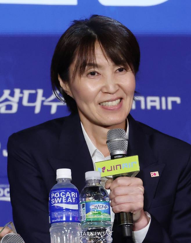 진에어 2025-2026시즌 V리그 미디어데이가 16일 서울 강남구 청담 리베라호텔에서 열렸다.  흥국생명 요사하라 토모코 감독이 기자의 질문에 답하고 있다. /사진=김진경 대기자