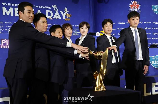 진에어 2025-2026시즌 V리그 미디어데이가 16일 서울 강남구 청담 리베라호텔에서 열렸다.  정관장 고희진 감독(왼쪽)을 비롯한 7개 구단 감독들이 우승컵 앞에서 포토타임을 갖고 있다. /사진=김진경 대기자