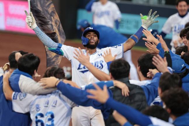 삼성 디아즈(가운데)가 준PO 4차전에서 극적인 결승 투런 홈런을 터뜨린 뒤 동료들의 환영을 받고 있다. /사진=삼성 라이온즈 제공