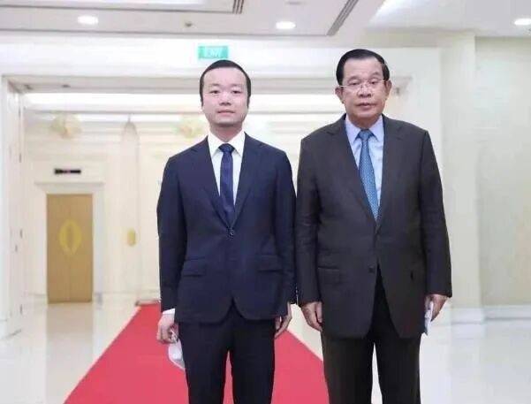 천즈 프린스그룹 회장(좌)과 훈 센 캄보디아 전 총리(우) [ 바이두 캡처. 재판매 및 DB 금지]