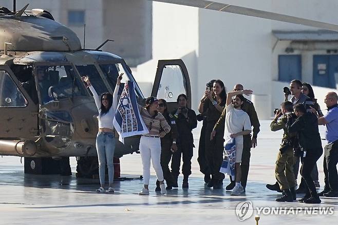 돌아온 인질 장가우커와 기뻐하는 가족 [AP=연합뉴스. 재판매 및 DB 금지]