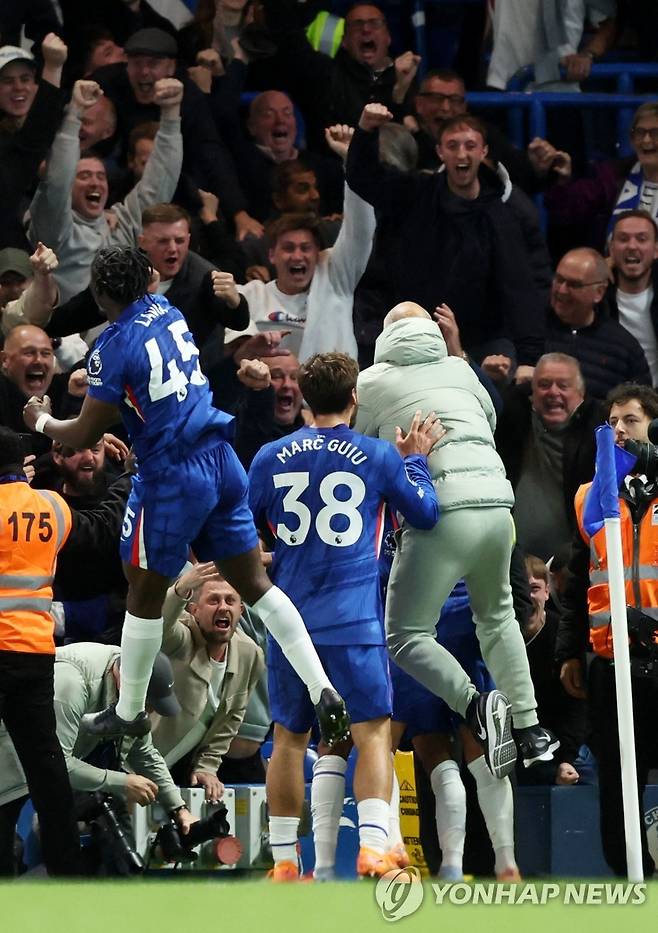 선수들과 세리머니 하는 마레스카 첼시 감독.  [로이터=연합뉴스]