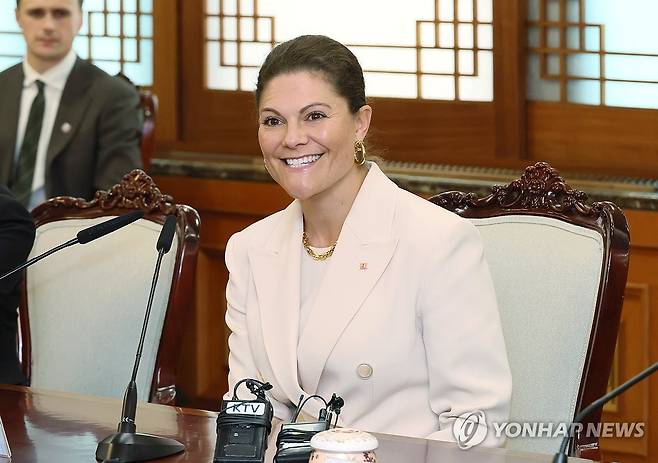 발언하는 빅토리아 스웨덴 왕세녀 (서울=연합뉴스) 이정훈 기자 = 빅토리아 스웨덴 왕세녀가 15일 서울 종로구 정부서울청사에서 김민석 국무총리와 면담하고 있다. 2025.10.15 uwg806@yna.co.kr