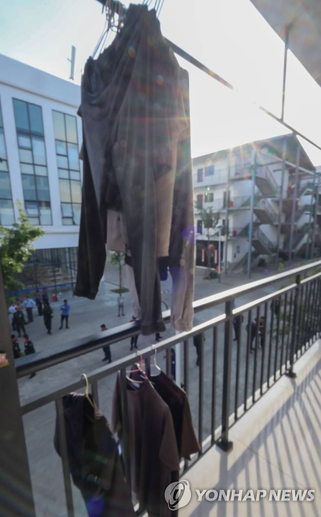 생활 흔적 남아있는 캄보디아 범죄단지 (프놈펜=연합뉴스) 서대연 기자 = 16일(현지시간) 캄보디아 프놈펜 인근 범죄단지인 태자단지 내부에 생활 흔적이 남아있다. 2025.10.16 dwise@yna.co.kr