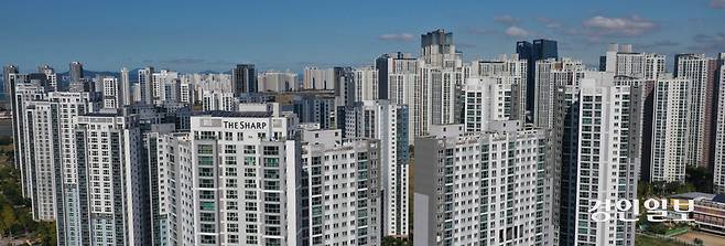 정부의 10·15 부동산 대책 발표 이후 비규제 지역인 인천(송도국제도시)과 경기 화성(동탄) 일대 아파트 매물에 대한 관심이 높아지고 있다. 인천 송도국제도시 일대 아파트 단지. 2025.10.16 /김용국기자 yong@kyeongin.com