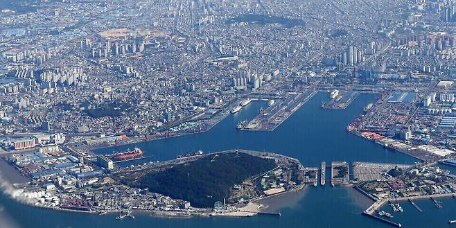 ▲ 수도권 물류 중심지 인천내항 전경. 항만 뒤편에는 도심이 형성돼 있다. /인천일보DB