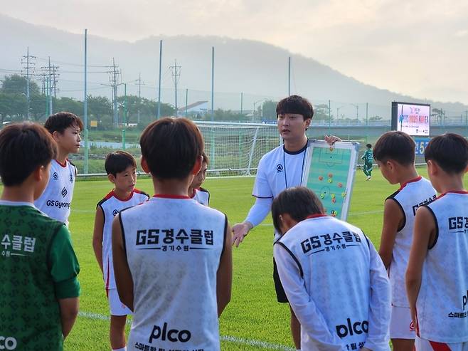 지난 8월 경주화랑대기 전국유소년축구대회서 김영민 수원 GS경수클럽 감독이 작전을 지시하고 있다. 사진=GS경수클럽