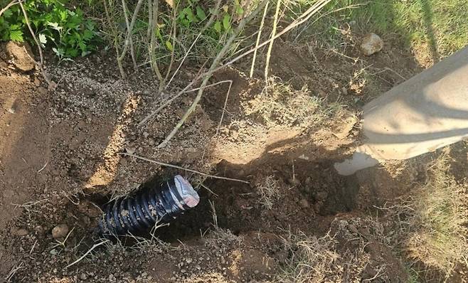 라인건설이 16일, 회천 A10-1블록 '파라곤' 현장에서 전신주 항타 작업을 하던 중 지중 전선관을 손상시켜 정전사고가 발생했다. <회천신도시연합회 제공>