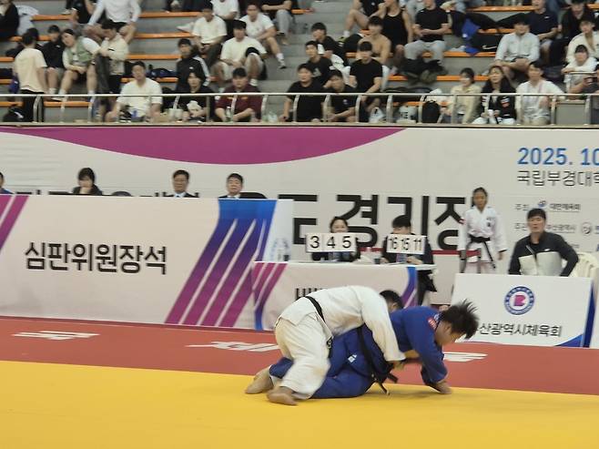 제106회 전국체육대회 유도 +100㎏급 결승전에서 김민준(용인대)이 백두산(한국체대)를 상대로 공격을 시도하고 있다. 이세용기자