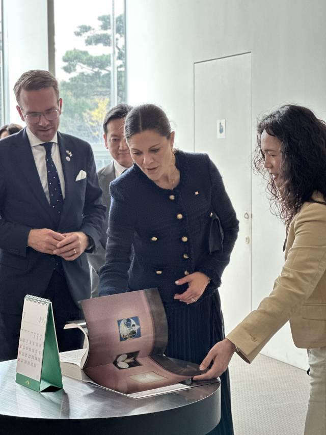 강승완(맨 오른쪽) 부산현대미술관장 안내로 미술관 뮤지엄숍을 돌아보는 스웨덴 빅토리아(가운데) 왕세녀 일행. 김은영 기자 key66@