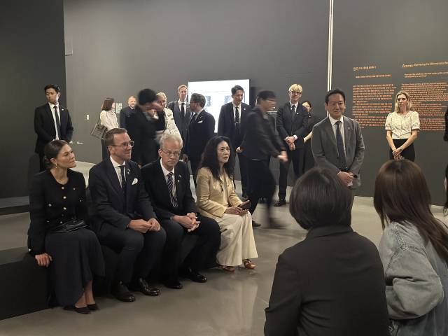 부산의 청년 작가, 기획자들과 대화하는 스웨덴 빅토리아(Victoria) 왕세녀 일행. 맨 왼쪽이 빅토리아 왕세녀. 김은영 기자 key66@